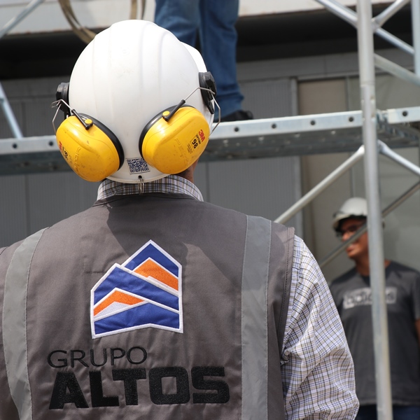 Personal de Grupo Altos trabajando en obra